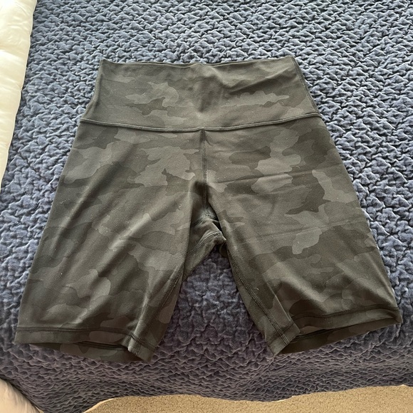 Lululemon Athletica Black Camo Bike Shorts - Picture 1 of 2